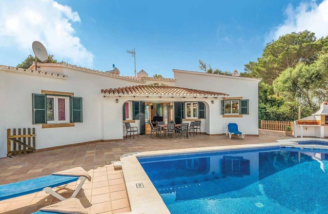 Located at the back of the popular family resort of Cala en Porter, near the famous Covas music bar