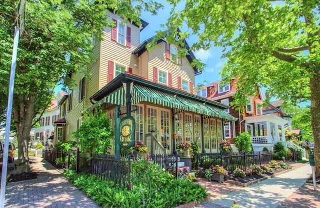 Located close to the beach and Washington Street Matt this 5 BR/5.5 BA home called The Fairthorne Cottage. Sleeps 10.