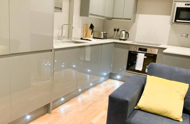 Located in Finchley, this lovely 2-bedroom apartment offers free parking and has a great location.