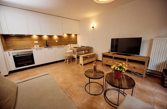 Located on the route des Collons 1800, the building Les Ecureuils is 200m from the Trabanta chairlif