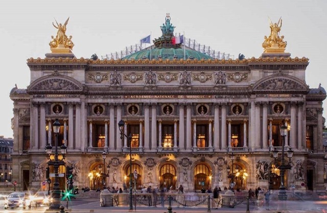 LOCATED WITHIN WALKING DISTANCE OF THE PALAIS ROYAL & LOUVRE WITH AIR CON- OPERA