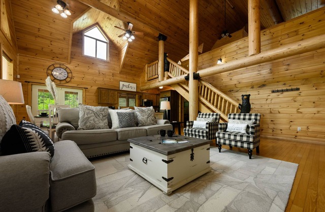 LOCATION! 2 BR, 2 Bath w/loft. Close to Pigeon F/Gatlinburg! No Scary Roads!