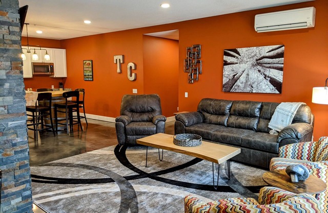 *Location!* 4bd/3ba Condo In Center of Downtown TC