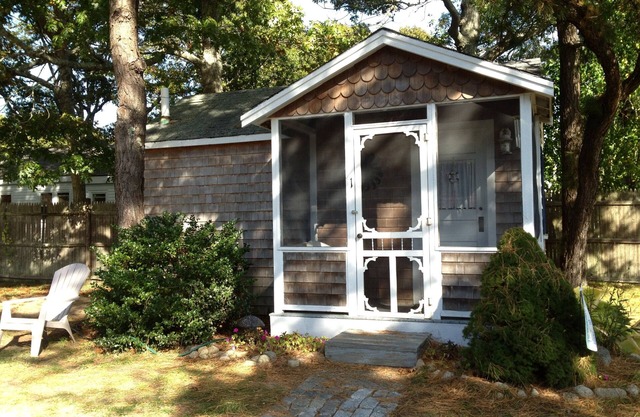 LOCATION! Cabin sleeps2, POOL, 1 mile to OCEAN, Grill, Pet ok, Parking