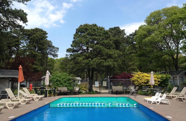 LOCATION! Cabin sleeps6, 3 BR, POOL, 1 mile to OCEAN/GOLF, Pet ok, Grill/Kitchn