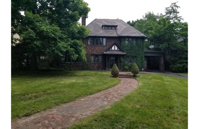 Location! Location! Location! Old World Charm 7bed