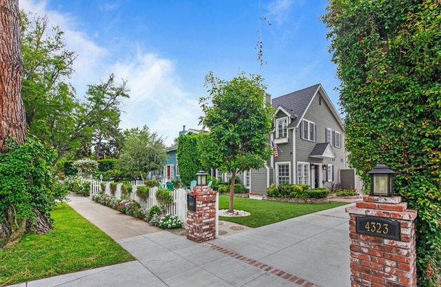 LOCATION, LOCATION, LOCATION . Prime Studio City Cape Cod w guesthouse