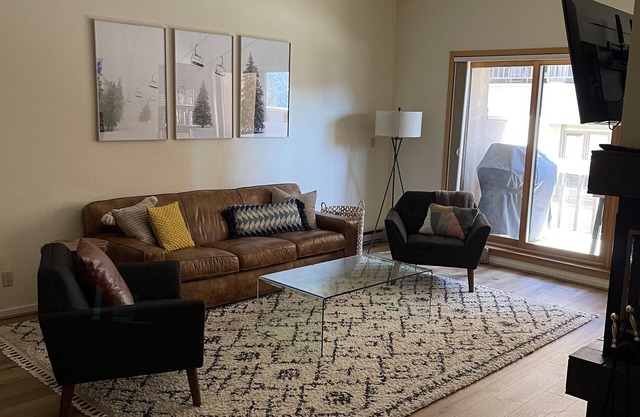 Location location location! Pool & workout center amenities included in price!