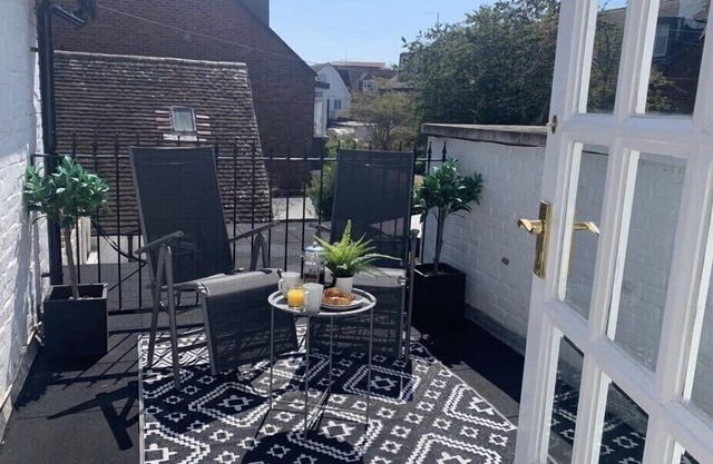 * LOCATION * LOCATION * LOCATION * ONLY 5 MINUTES WALK TO POOLE QUAY *