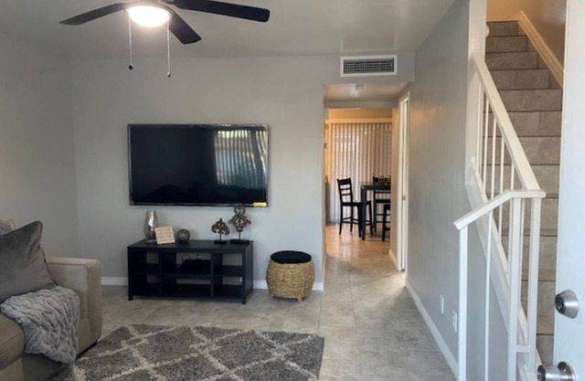 Location! Location! Quiet Modern Townhouse with All Attractions-Events Close By