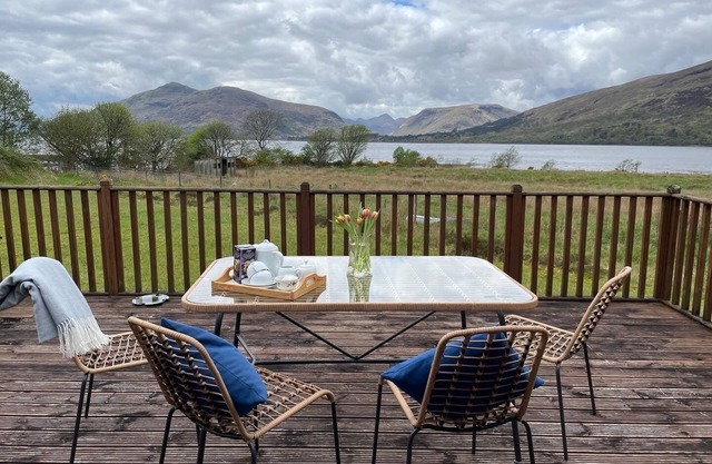 Lochside Luxury. Wood burning stove. Huge deck. En-suite. Lots of parking.