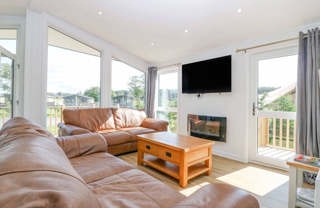 LODGE 14 - THE TAY (FAMILY), family friendly, with hot tub in Errol
