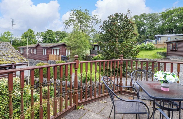 LODGE 3 AT POUND FARM, family friendly, with a garden in Kendal