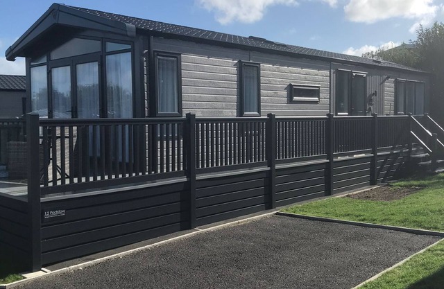 Lodge in a stunning setting and near seven of the best beaches. Dog friendly