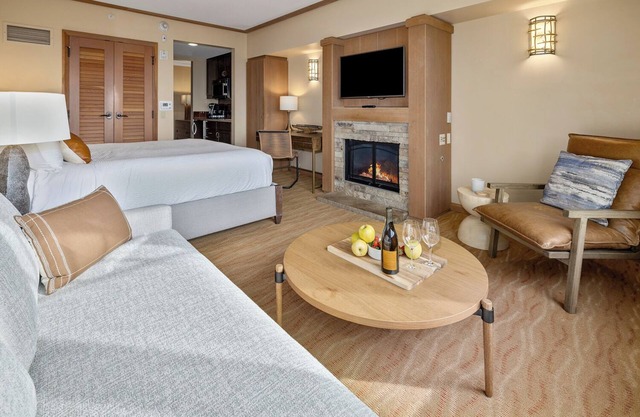 Lodge Magical River Views, Pool, Hottub, Fireplace, 5th Flr, Kitchen
