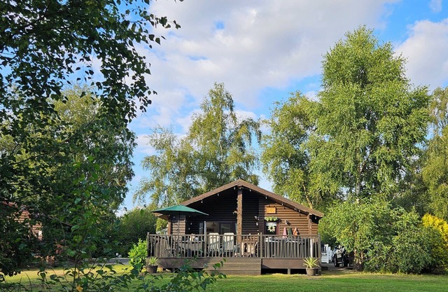 Lodge overlooking fishing lake. Hot tub & fishing peg