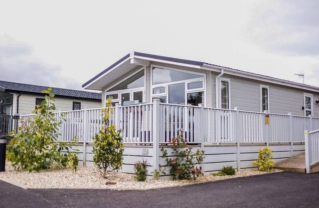 Lodge Sleeps 6 with Private Hot Tub