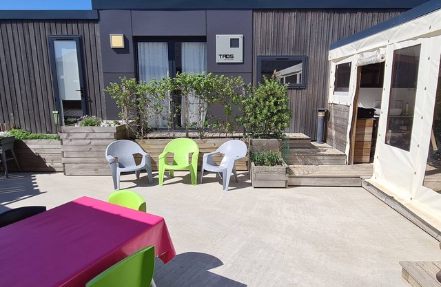 Lodging located 700m from the sea and 500m from the town center.