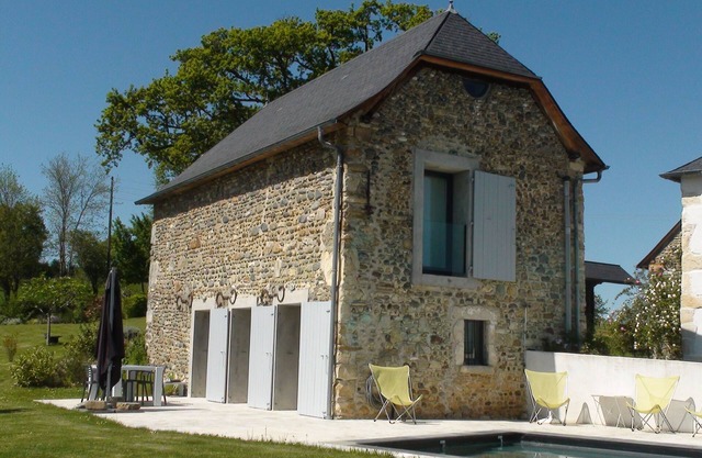 Lodging rated 4 stars NN, with swimming pool, in an old Bearnaise farm
