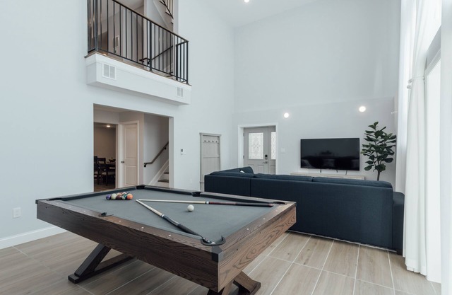 Loft Townhouse * Free Parking space x2 *King bed near NYC.