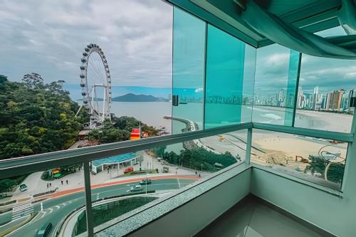 Loft vista panorâmica da Roda gigante e orla de BC