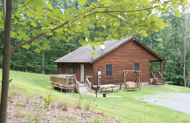 Log Cabin for couples and family in the Shenandoah Valley,10 miles from Luray,VA