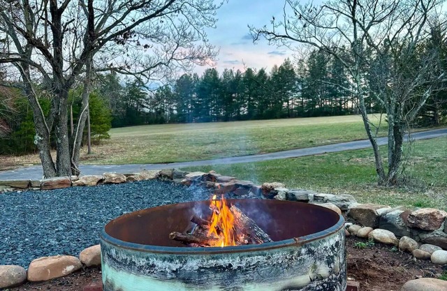 Log Cabin Retreat/Pet Friendly: Lake, Golf & Wine