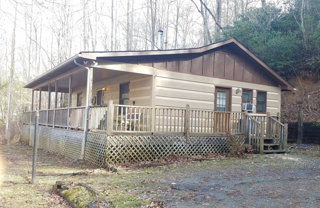 Log Cabin w/Hot Tub near Casino, Cherokee & Bryson City