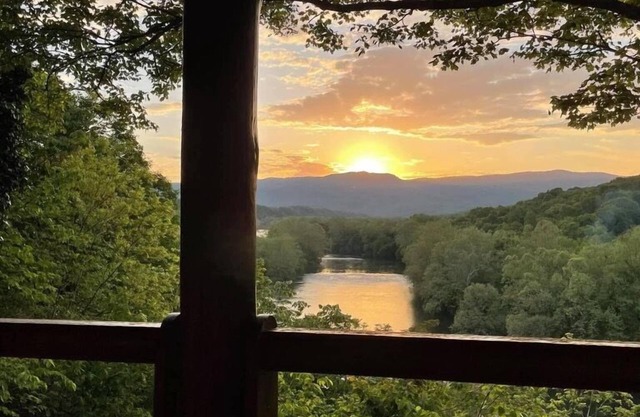 Log Cabin with a spectacular view of the Shenandoah River and the Massanutten Mo