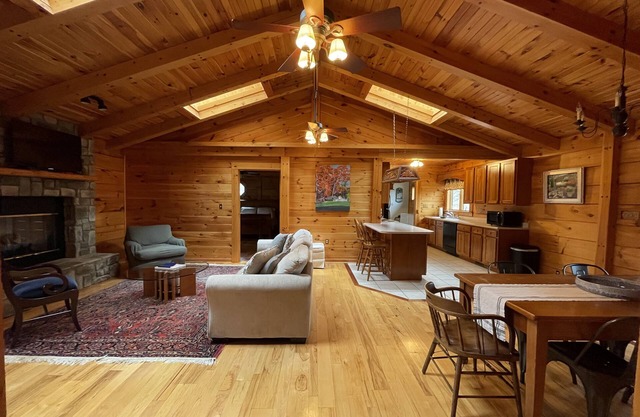 Log cabin with lots of private space - 12mins from Omni Homestead!