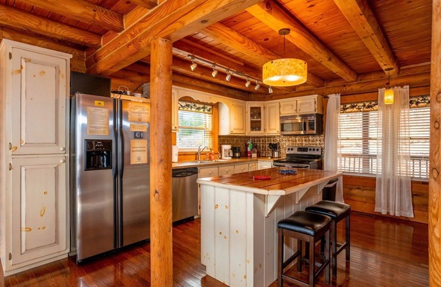 Log Home w/Incredible View of Claytor Lake 4BS8 - In the Clouds