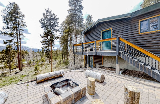 Log Home with Mountain Views, Firepit & Gas Fireplace - Quick Drive to Skiing