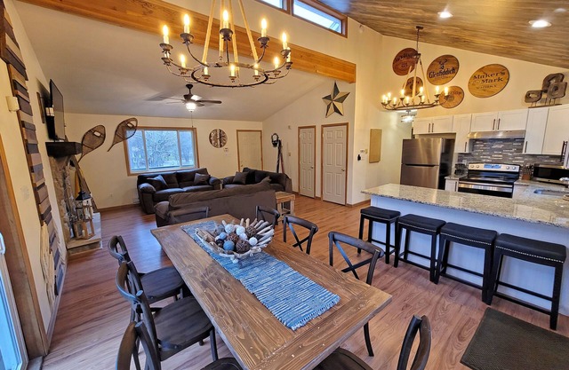 Log Landing Lodge-Loaded Luxury 6 Bedroom Home w/Hot Tub & Linens