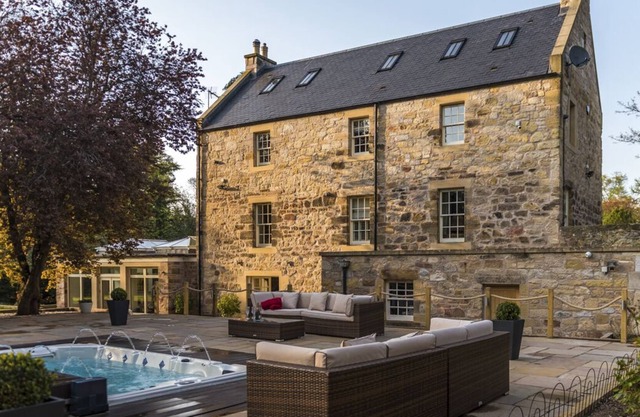 Logan Manor - Five Bedroom Villa, Sleeps 10