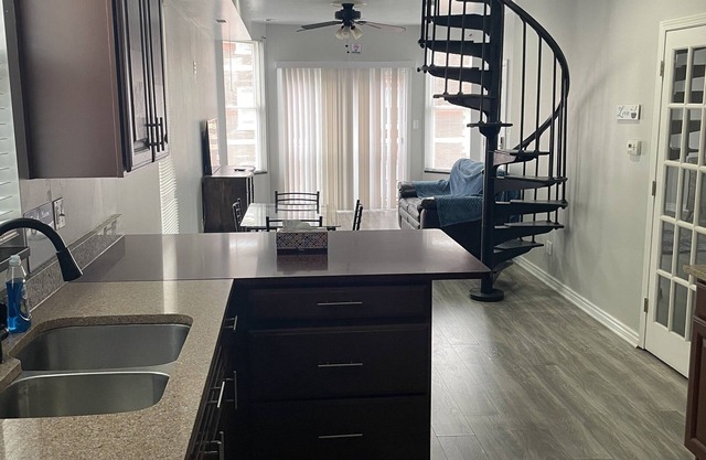 Logan Square Cozy 4BR/2BA, Free Parking, W/D