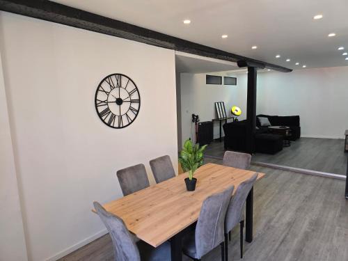 Logement entier 120m2 centre Foix -3chambres-2SDB-2wc-Parking gratuit à 1 Minute