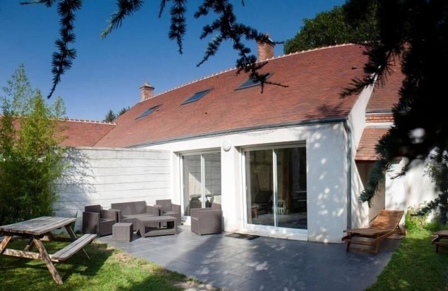 Loire Valley cottage with heated pool, tennis, WIFI, BBQ