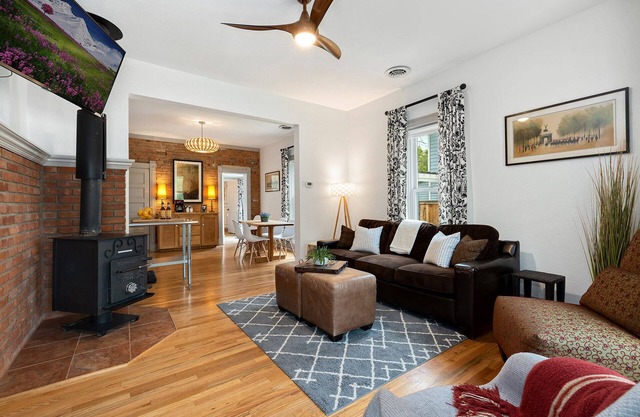 Lola House! Cozy Comfort, Prime Old Town Location