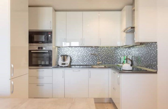 London 2 bed Apartment 30 Mins from The City | Near Station, Parking & WIFI
