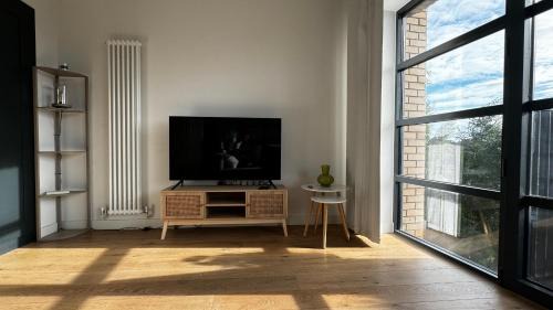 London City Island 1 Bedroom Luxury Apartments, Private Balcony