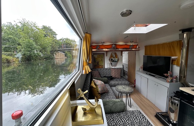 London Dutch Barge - Sleeps 3 & Cosy Fireplace