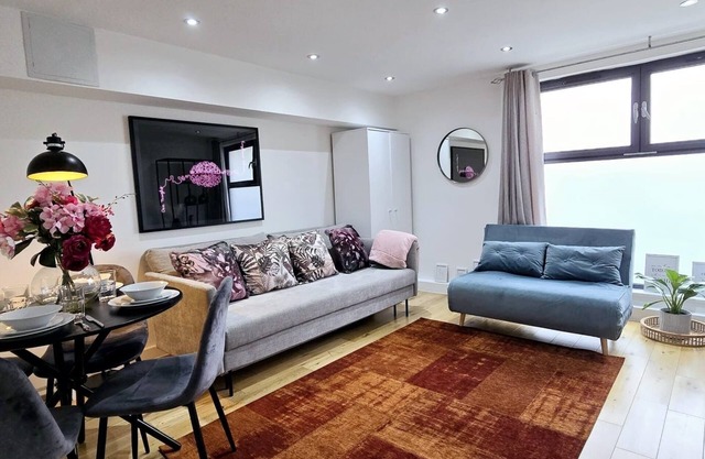 London Flat With Free Parking, Private Entrance and Next To Overground Station