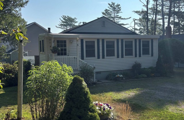 Long Sands Beach- 2 blocks away! Super Clean-Very nice 3+ bedroom cottage.
