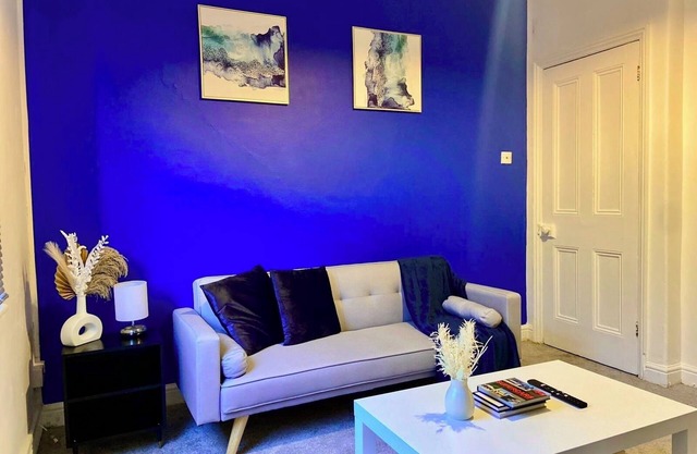 Long Stays Welcome 3BR House W/Parking Near Lincoln City Centre