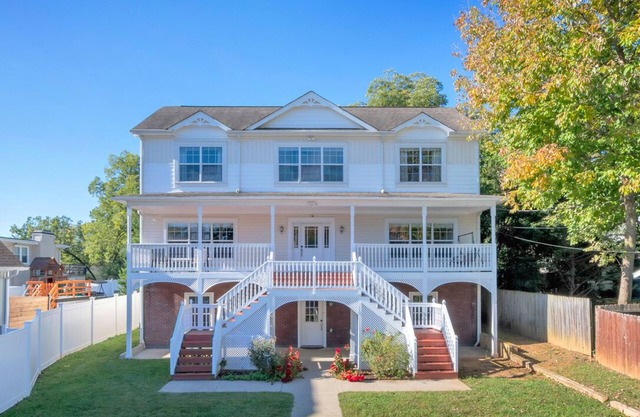 Long Street Cottage - 5 bdrm/3.5 bath - North Downtown