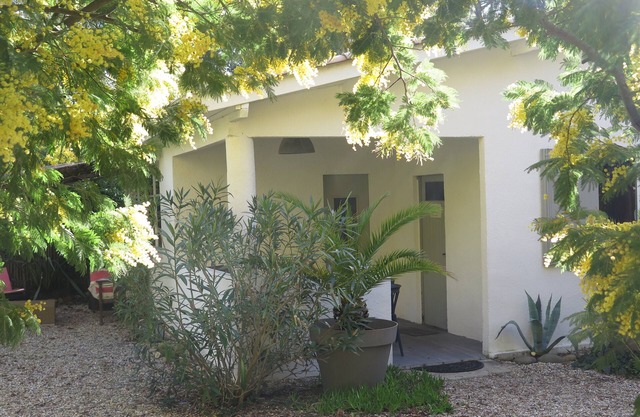Longarisse independent villa close to the lake