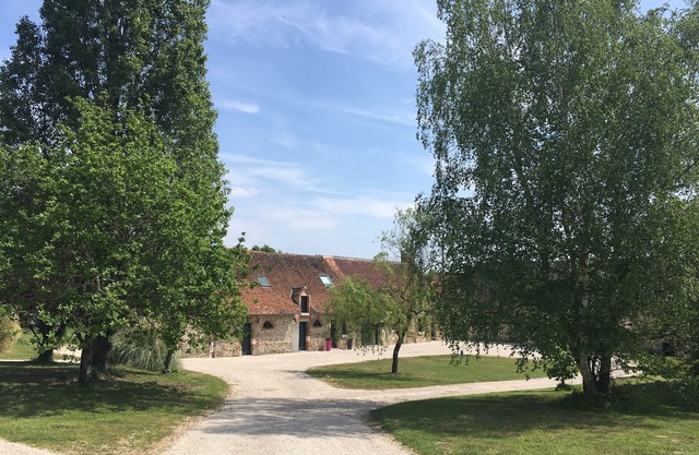 Longere 13 people near Lamotte-beuvron, horse boxes