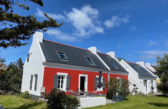 Longere traditional ds hamlet near Locmaria.
