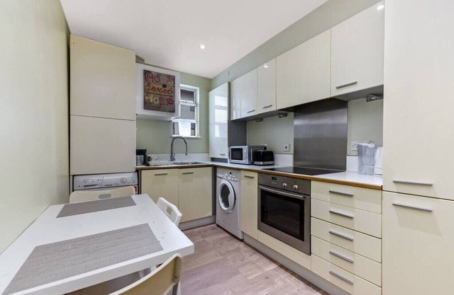 Longfield · Central 2 bedroom Flat in Ealing Broadway