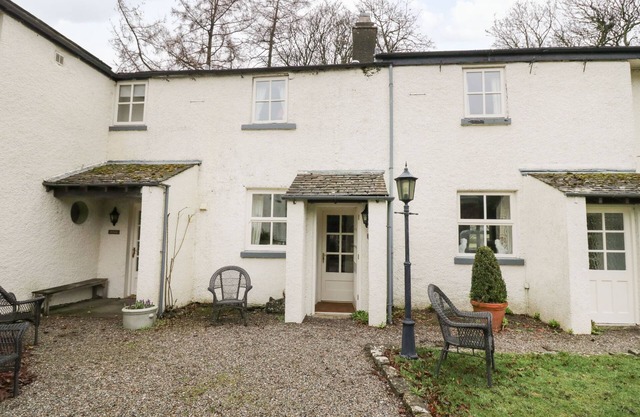 LONGLANDS MILKMAID'S PARLOUR, pet friendly, with a garden in Cartmel